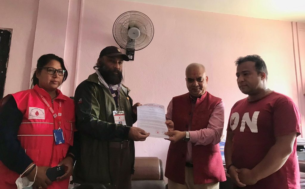 नेपाल स्वयंसेवी रक्तदाता समाजद्वारा नेपाल रेडक्रस सोसाइटीका प्रमुख ढकाललाई ज्ञापन-पत्र